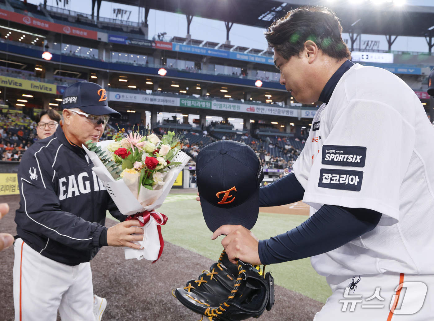 (대전=뉴스1) 김기남 기자 = 16일 대전 한화생명볼파크에서 열린 2026 신한 SOL KBO리그 KT위즈와 한화 이글스의 경기에서 한화 선발 류현진이 1회초 KT 안현민을 삼진 …