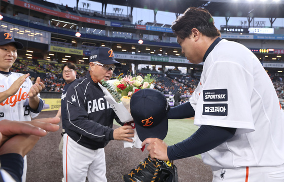 1,600 탈삼진 기록 세우는 류현진