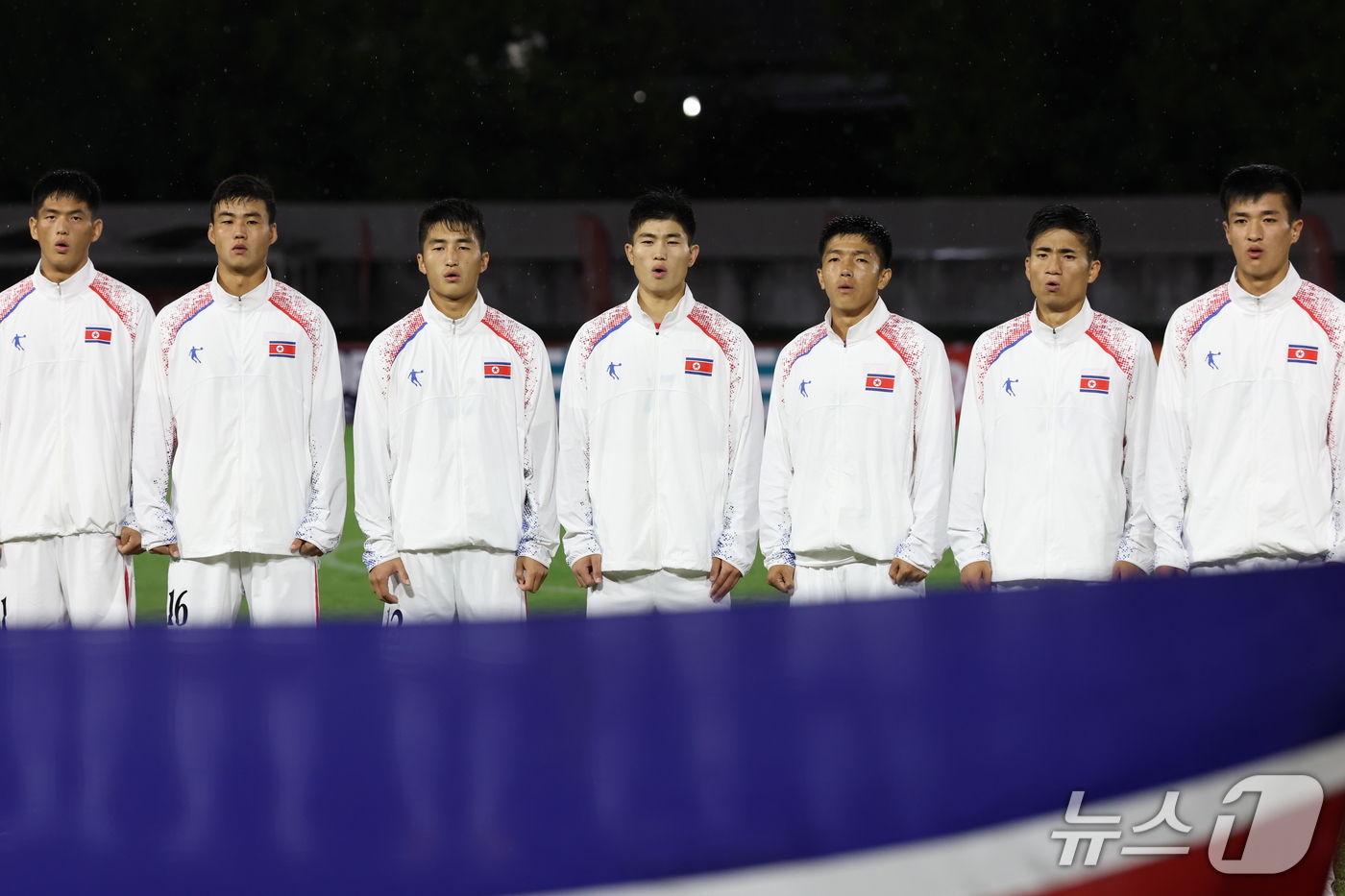 (가리야=뉴스1) 김민지 기자 = 북한 축구대표팀 선수들이 16일 오후 일본 아이치현 가리야 웨이브 스타디움에서 열린 2026 아이치·나고야 아시안게임 남자축구 B조 1차전 중국과 …