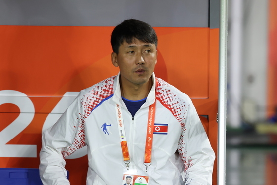 그라운드 응시하는 리광천 北 대표팀 감독