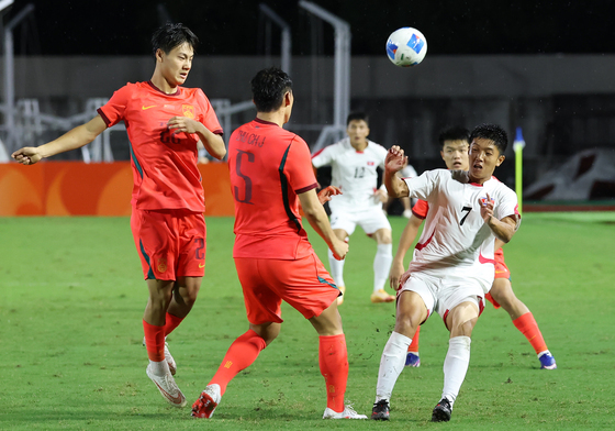 중국 선수들과 치열한 볼 경합하는 리금철