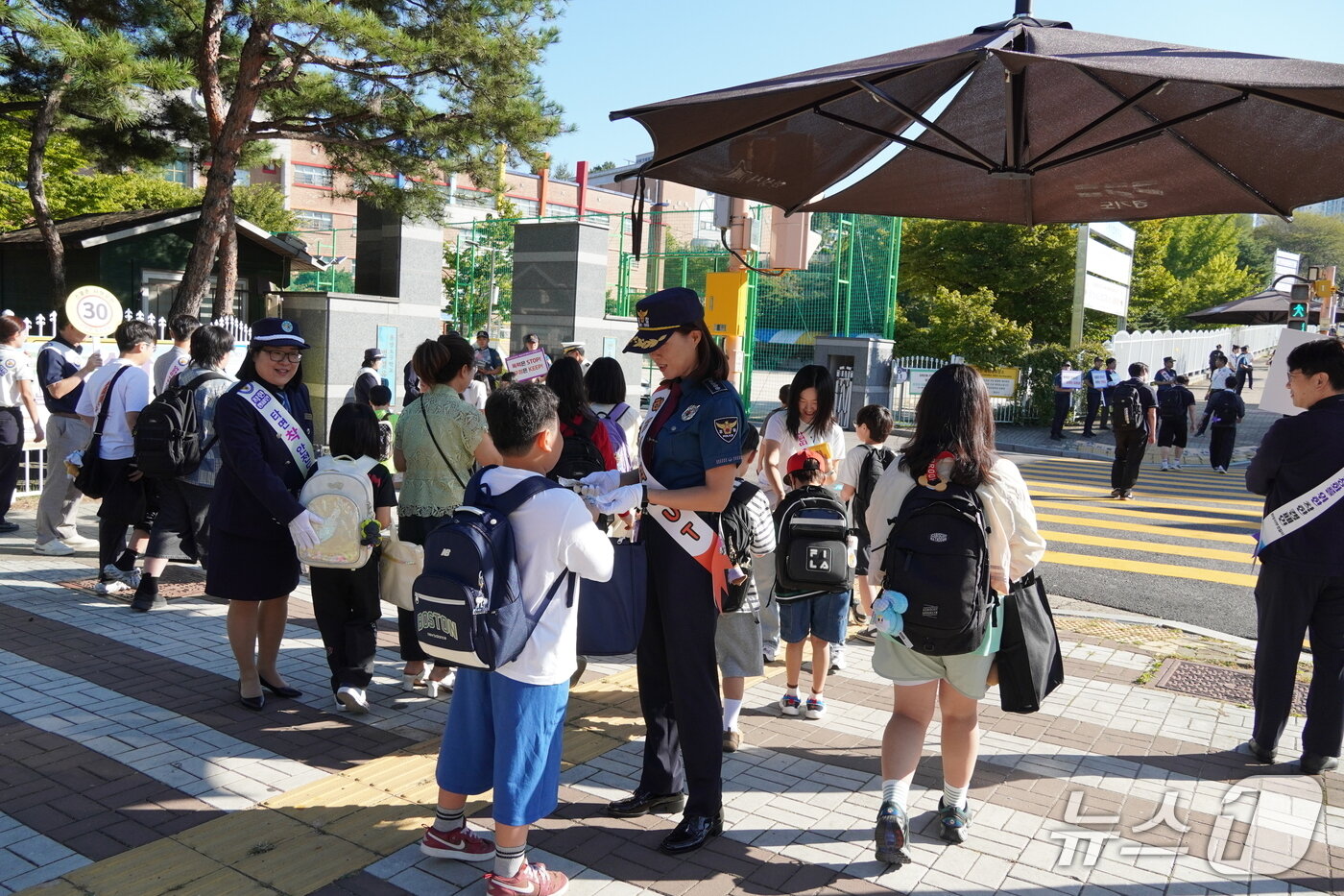 본문 이미지 - 최현아 경기 화성서부경찰서장이 16일 오전 화성시 남양읍 동양초등학교에서 스쿨존 교통안전 및 학교폭력 예방을 위한 합동 캠페인을 실시하고 있다. (화성서부서 제공. 재판매 및 DB 금지) 2026.9.16/뉴스1