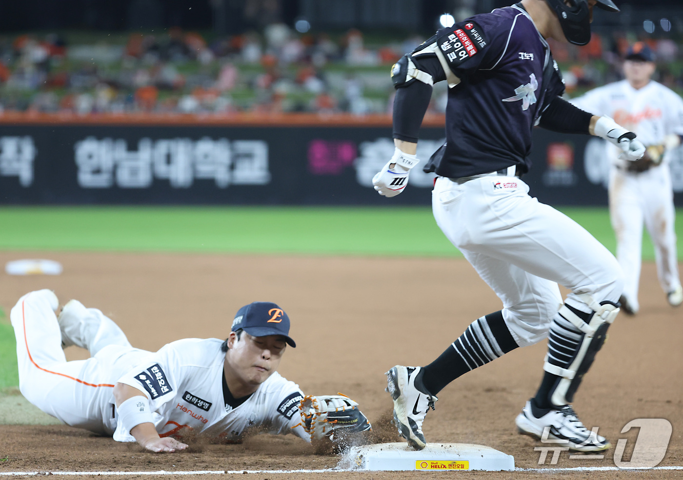 (대전=뉴스1) 김기남 기자 = 16일 대전 한화생명볼파크에서 열린 2026 신한 SOL KBO리그 KT위즈와 한화 이글스의 경기에서 4회초 KT 최원준이 1루 땅볼을 친뒤 강백호 …
