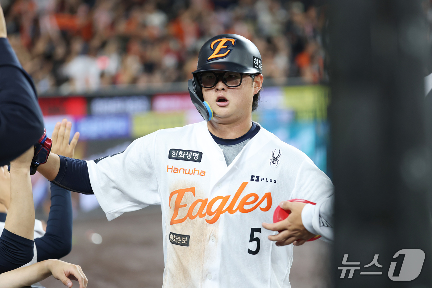 (대전=뉴스1) 김기남 기자 = 16일 대전 한화생명볼파크에서 열린 2026 신한 SOL KBO리그 KT위즈와 한화 이글스의 경기에서 3회말 한화 이도윤이 최인호 안타에 선취 득점 …