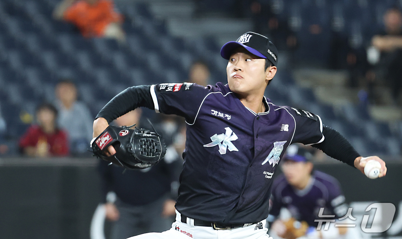 (대전=뉴스1) 김기남 기자 = 16일 대전 한화생명볼파크에서 열린 2026 신한 SOL KBO리그 KT위즈와 한화 이글스의 경기에서 KT 전용주가 5회말 등판, 투구하고 있다. …