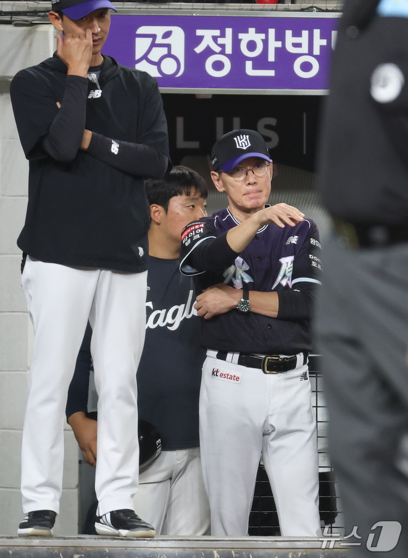 (대전=뉴스1) 김기남 기자 = 16일 대전 한화생명볼파크에서 열린 2026 신한 SOL KBO리그 KT위즈와 한화 이글스의 경기에서 KT 이강철 감독이 5회말 추가 실점하며 안타 …