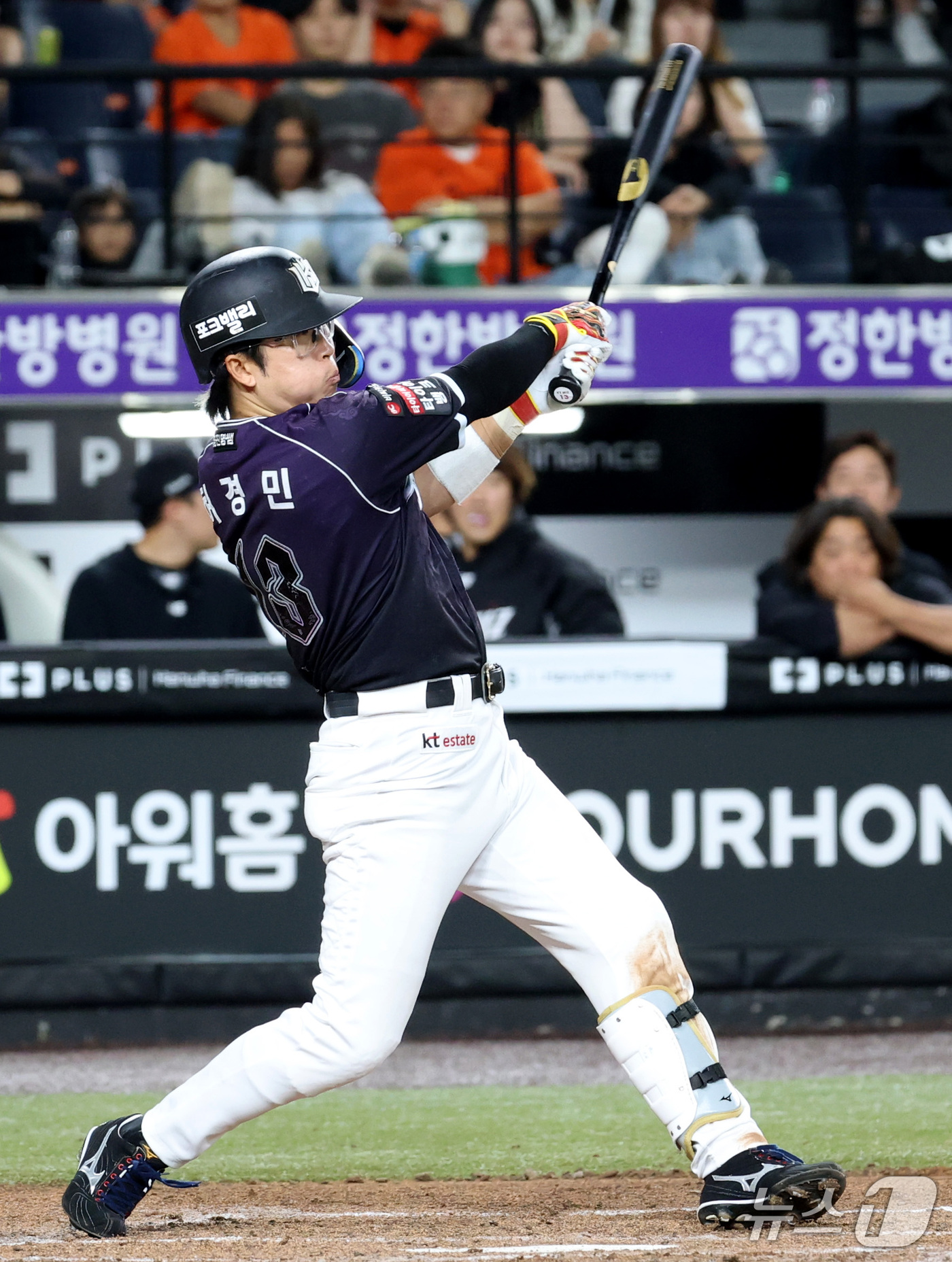 (대전=뉴스1) 김기남 기자 = 16일 대전 한화생명볼파크에서 열린 2026 신한 SOL KBO리그 KT위즈와 한화 이글스의 경기에서 7회초 KT 허경민이 1타점 안타를 치고 있다 …