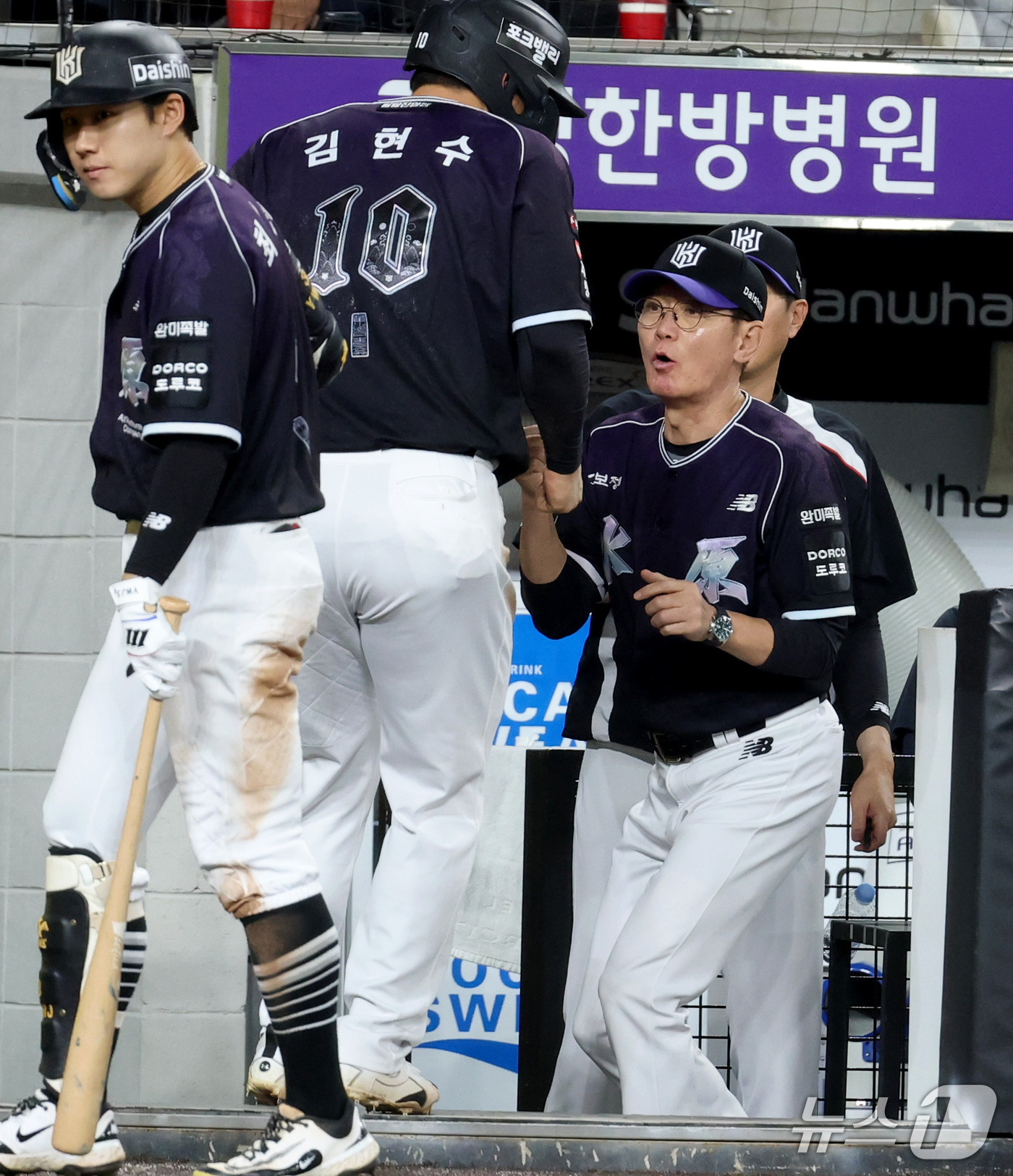 (대전=뉴스1) 김기남 기자 = 16일 대전 한화생명볼파크에서 열린 2026 신한 SOL KBO리그 KT위즈와 한화 이글스의 경기에서 7회초 KT 허경민 안타에 홈에 들어온 김현수 …