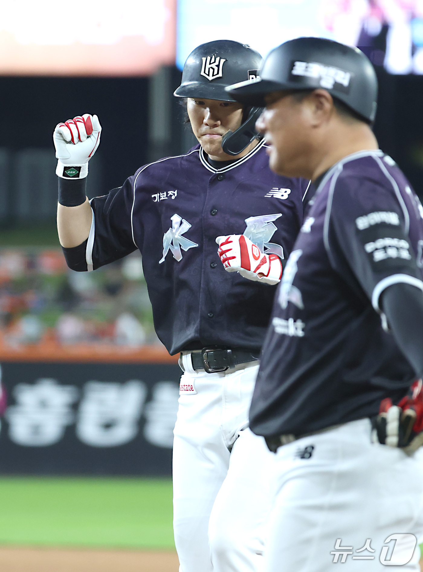 (대전=뉴스1) 김기남 기자 = 16일 대전 한화생명볼파크에서 열린 2026 신한 SOL KBO리그 KT위즈와 한화 이글스의 경기에서 7회초 KT 오윤석이 역전 안타를 치고 있다. …