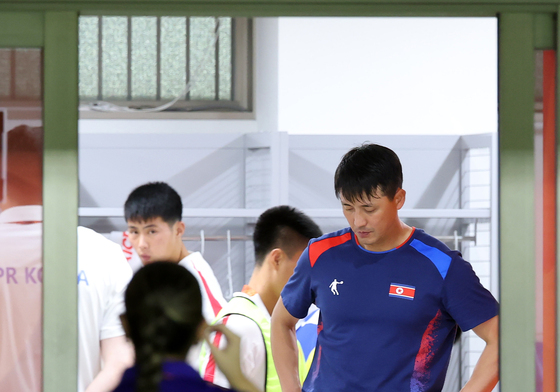 고개 떨군 리광천 감독
