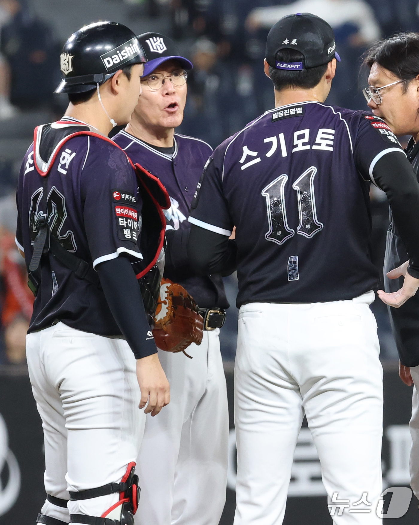 (대전=뉴스1) 김기남 기자 = 16일 대전 한화생명볼파크에서 열린 2026 신한 SOL KBO리그 KT위즈와 한화 이글스의 경기에서 7회말 KT 이강철 감독이 마운드에 직접 올라 …