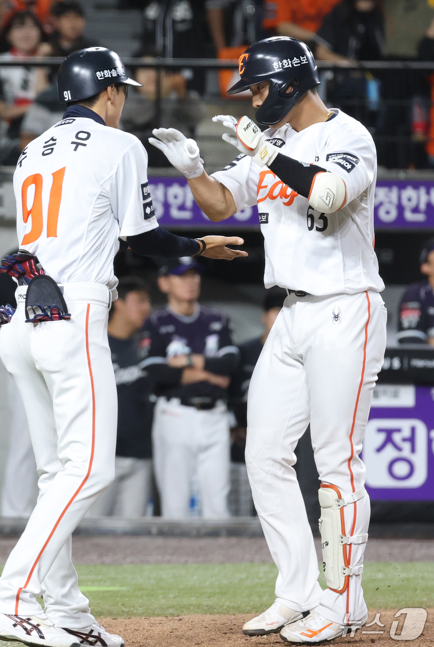 (대전=뉴스1) 김기남 기자 = 16일 대전 한화생명볼파크에서 열린 2026 신한 SOL KBO리그 KT위즈와 한화 이글스의 경기에서 8회말 한화 박정현이 2사 1루에서 동점 2점 …