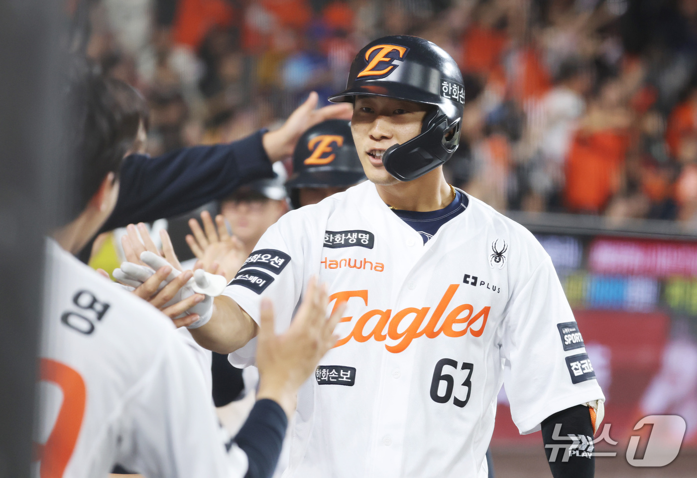 (대전=뉴스1) 김기남 기자 = 16일 대전 한화생명볼파크에서 열린 2026 신한 SOL KBO리그 KT위즈와 한화 이글스의 경기에서 8회말 한화 박정현이 2사 1루에서 동점 2점 …