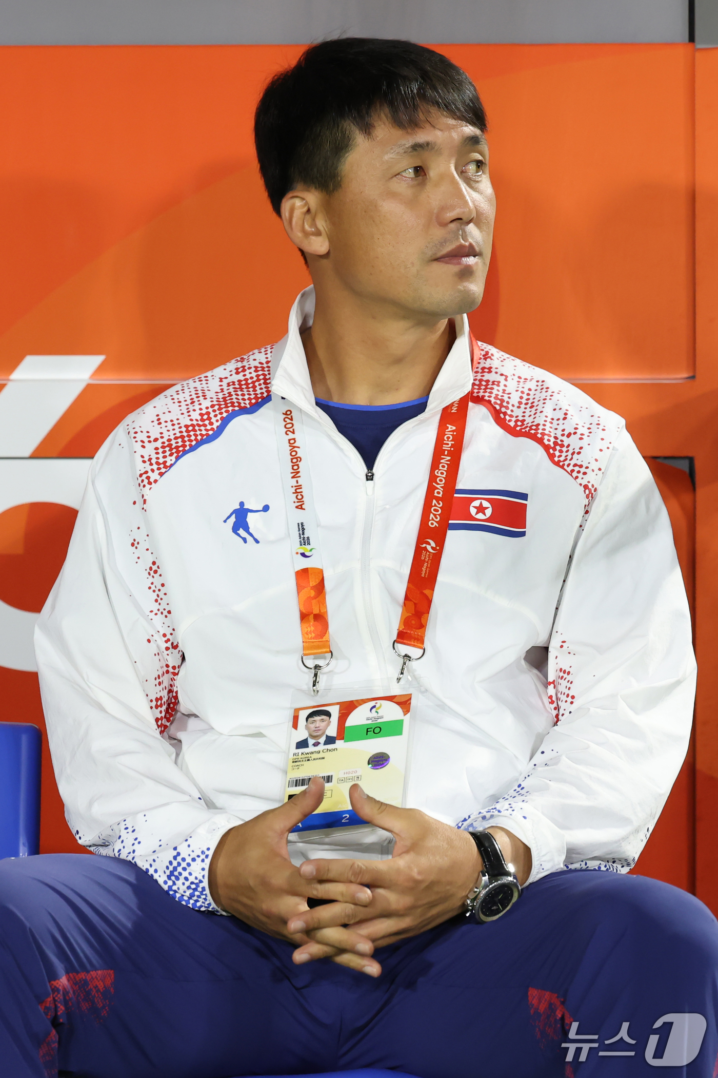 (가리야=뉴스1) 김민지 기자 = 16일 오후 일본 아이치현 가리야 스타디움에서 열린 2026 아이치·나고야 아시안게임 남자축구 B조 1차전 중국과 북한의 경기에서 리광천 감독이 …