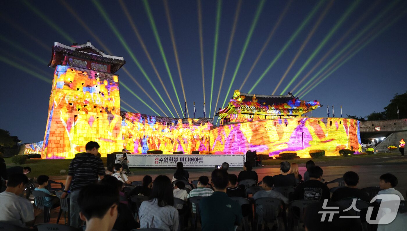 본문 이미지 - 2026 수원화성 미디어아트 개막을 사흘 앞둔 지난 16일 경기 수원시 팔달구 수원화성 화서문 일대에서 미디어아트쇼 리허설이 진행되고 있다. 2026.9.17 ⓒ 뉴스1 김영운 기자