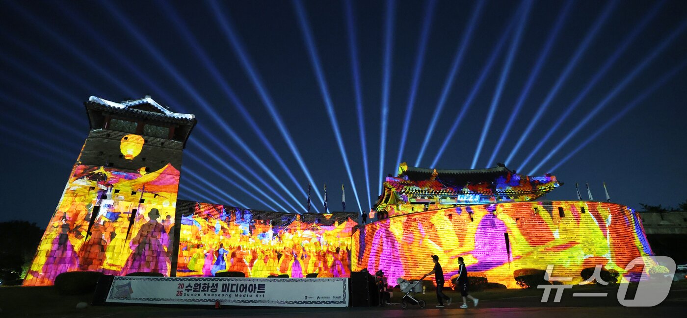 본문 이미지 - 2026 수원화성 미디어아트 개막을 사흘 앞둔 지난 16일 경기 수원시 팔달구 수원화성 화서문 일대에서 미디어아트쇼 리허설이 진행되고 있다. 2026.9.17 ⓒ 뉴스1 김영운 기자