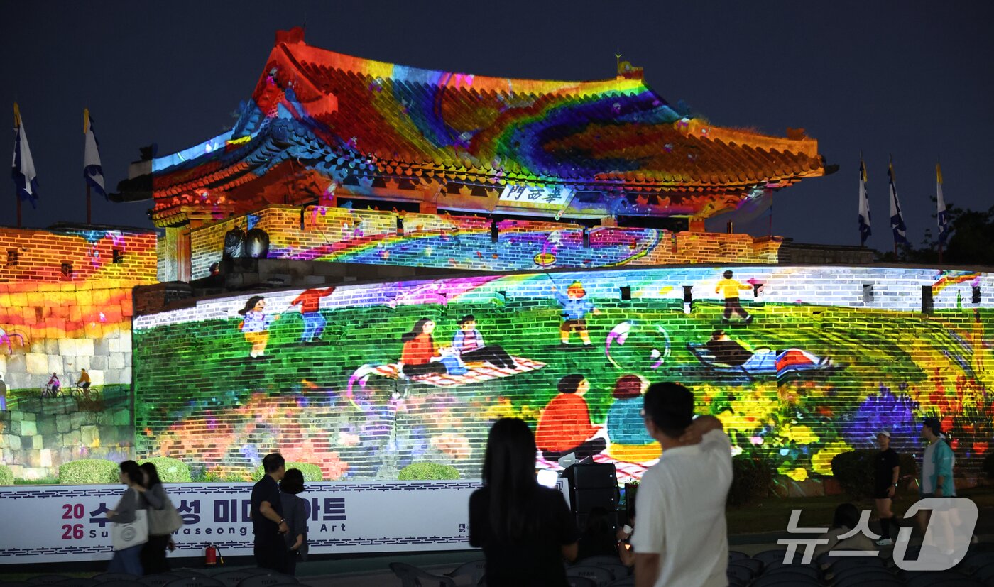 본문 이미지 - 2026 수원화성 미디어아트 개막을 사흘 앞둔 지난 16일 경기 수원시 팔달구 수원화성 화서문 일대에서 미디어아트쇼 리허설이 진행되고 있다. 2026.9.17 ⓒ 뉴스1 김영운 기자