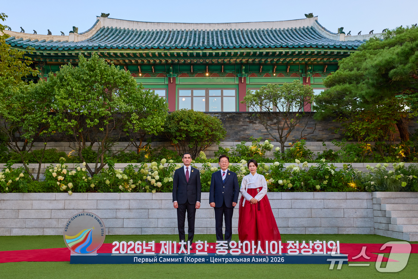 (서울=뉴스1) 허경 기자 = 이재명 대통령과 김혜경 여사가 16일 서울 한 호텔에서 열린 2026년 제1차 한·중앙아시아 정상회의 공식 만찬에서 세르다르 베르디무하메도프 투르크메 …