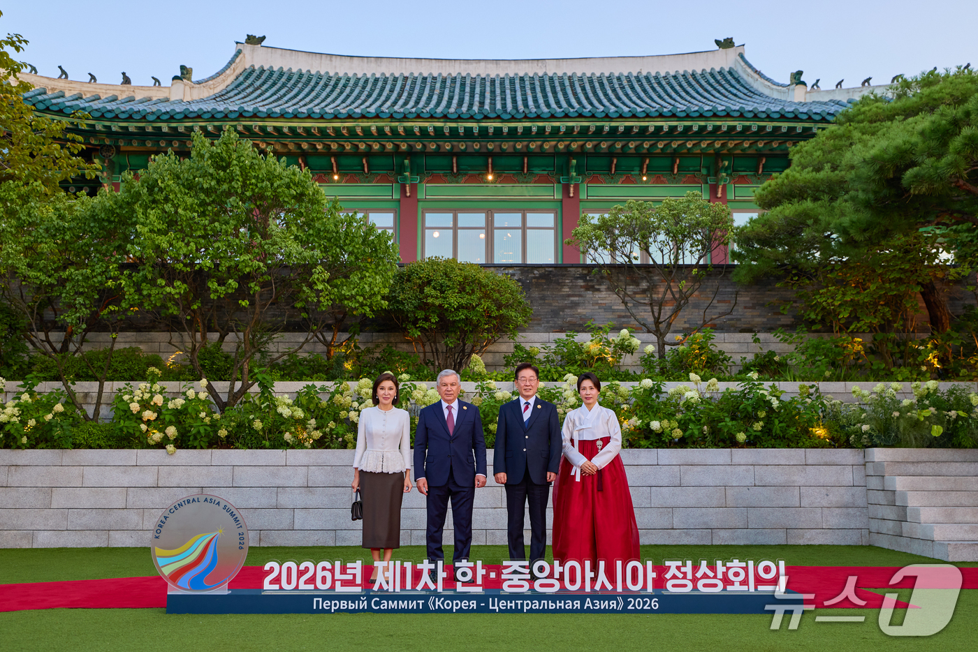(서울=뉴스1) 허경 기자 = 이재명 대통령과 김혜경 여사가 16일 서울 한 호텔에서 열린 2026년 제1차 한·중앙아시아 정상회의 공식 만찬에서 샤브카트 미르지요예프 우즈베키스탄 …