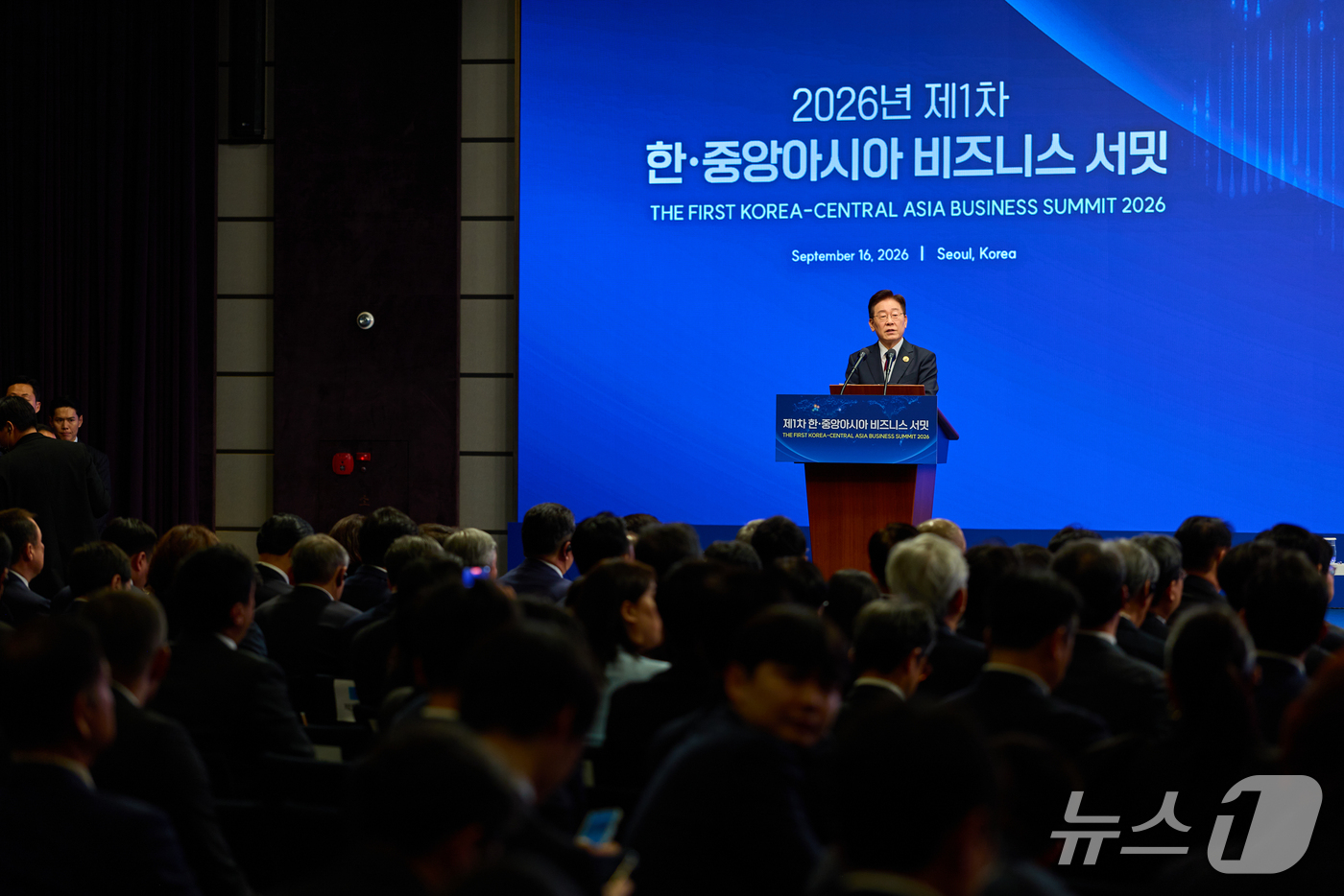 (서울=뉴스1) 허경 기자 = 이재명 대통령이 16일 서울의 한 호텔에서 열린 제1회 한·중앙아시아 비즈니스 서밋에서 발언하고 있다. (청와대 제공. 재판매 및 DB 금지) 202 …