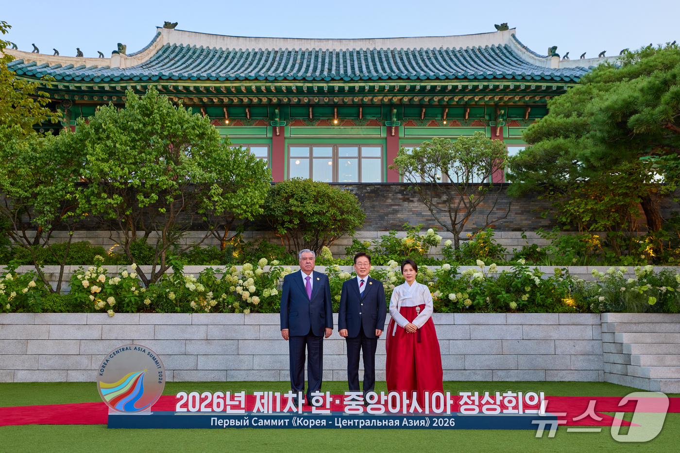 (서울=뉴스1) 허경 기자 = 이재명 대통령과 김혜경 여사가 16일 서울 한 호텔에서 열린 2026년 제1차 한·중앙아시아 정상회의 공식 만찬에서 에모말리 라흐몬 타지키스탄 대통령 …
