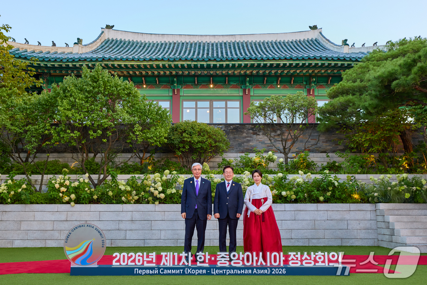 (서울=뉴스1) 허경 기자 = 이재명 대통령과 김혜경 여사가 16일 서울 한 호텔에서 열린 2026년 제1차 한·중앙아시아 정상회의 공식 만찬에서 카심-조마르트 토카예프 카자흐스탄 …