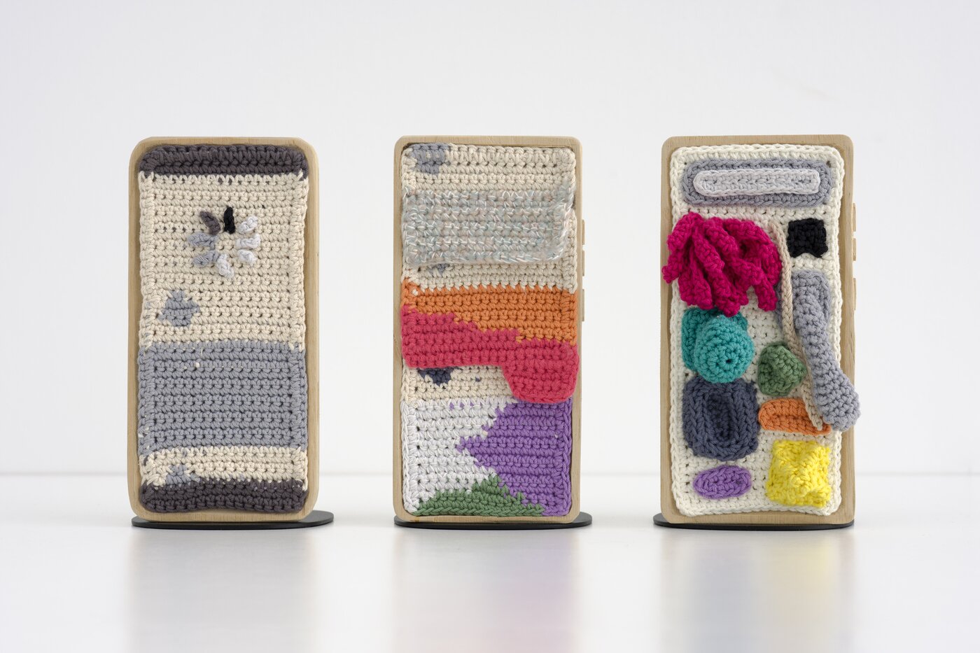 본문 이미지 - 자꾸 궁금한 핸드폰, 2026, 나무, 실, 핸드폰 거치대, 45x10x20cm (사비나미술관 제공)
