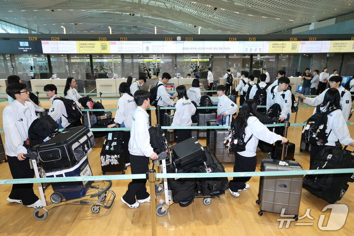 (인천공항=뉴스1) 이광호 기자 = 2026 아이치·나고야 아시안게임 개막을 이틀 앞둔 17일 오전 대힌민국 국가대표 선수단이 인천국제공항에서 일본으로 출국하기 위해 수속을 하고 …