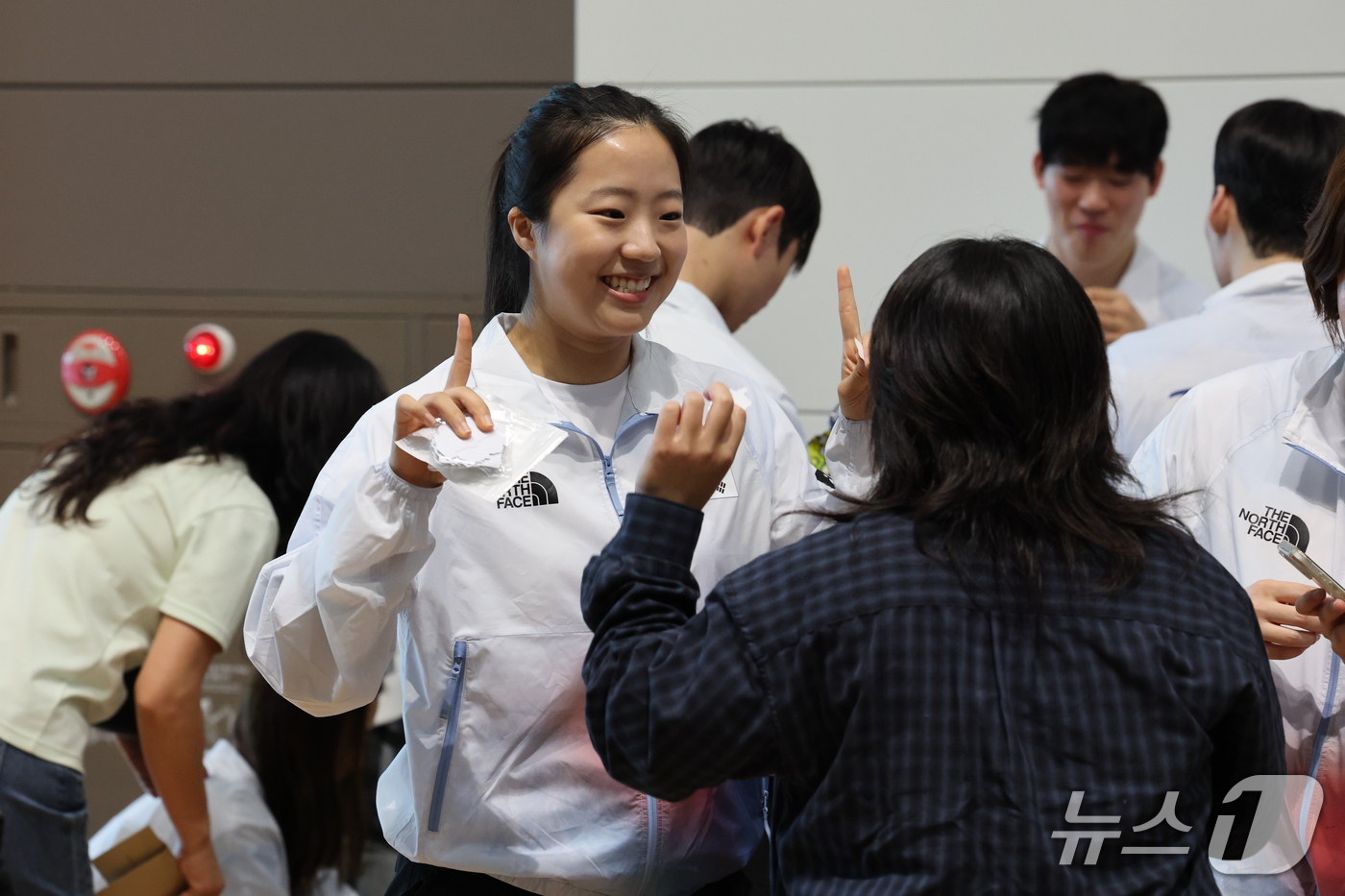 (인천공항=뉴스1) 이광호 기자 = 대한민국 탁구 국가대표팀의 신유빈이 2026 아이치·나고야 아시안게임 개막을 이틀 앞둔 17일 오전 인천국제공항에서 일본으로 출국하기 앞서 팬과 …