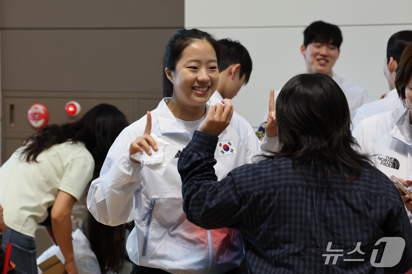 (인천공항=뉴스1) 이광호 기자 = 대한민국 탁구 국가대표팀의 신유빈이 2026 아이치·나고야 아시안게임 개막을 이틀 앞둔 17일 오전 인천국제공항에서 일본으로 출국하기 앞서 팬과 …