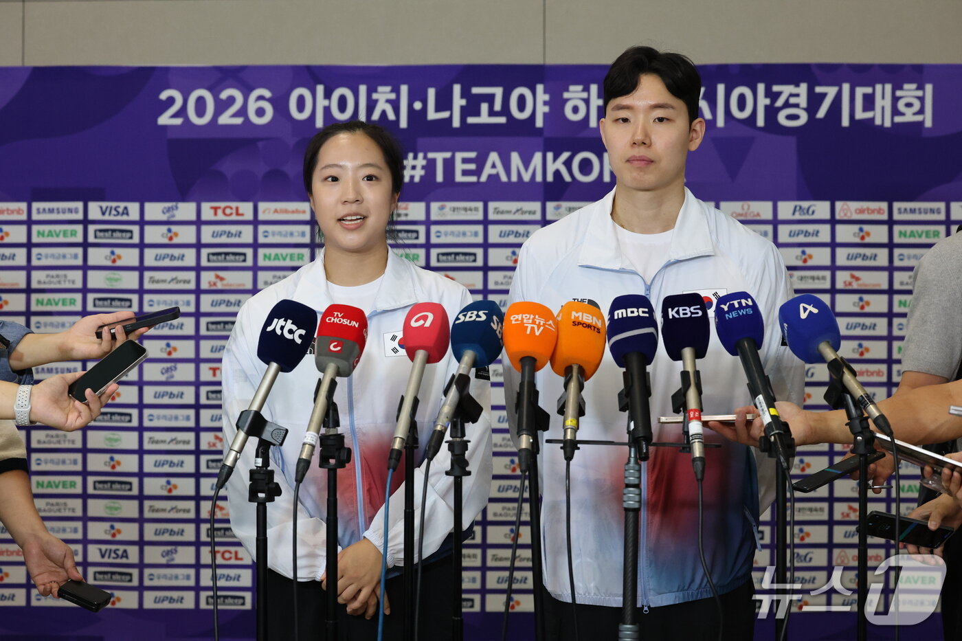 본문 이미지 - 대한민국 탁구 대표팀의 신유빈과 배드민턴 대표팀의 서승재(오른쪽)가 2026 아이치·나고야 아시안게임 개막을 이틀 앞둔 17일 오전 인천국제공항에서 일본으로 출국하기 앞서 취재진과 인터뷰를 하고 있다. 2026.9.17 ⓒ 뉴스1 이광호 기자