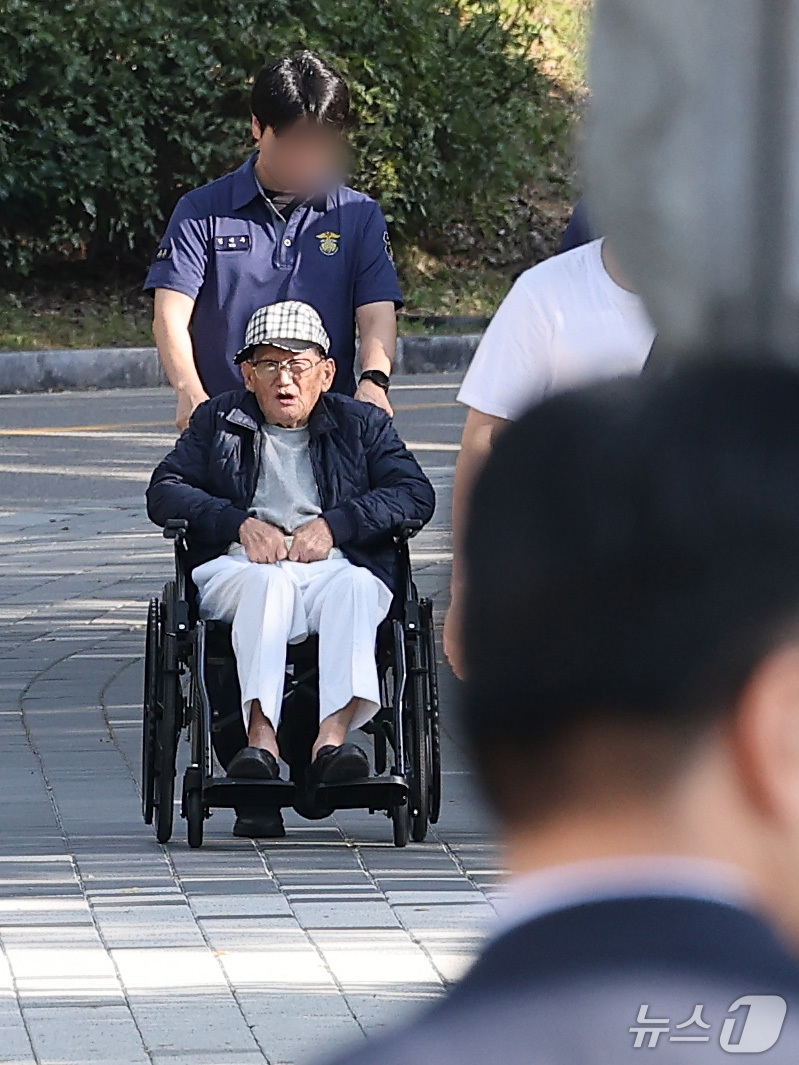 (의왕=뉴스1) 김성진 기자 = 신도들을 국민의힘에 집단 입당하도록 지시한 혐의로 구속기소 된 이만희 신천지예수교증거장막성전(신천지) 총회장이 17일 경기 의왕시 서울구치소에서 구 …