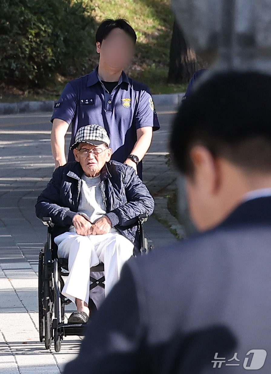 (의왕=뉴스1) 김성진 기자 = 신도들을 국민의힘에 집단 입당하도록 지시한 혐의로 구속기소 된 이만희 신천지예수교증거장막성전(신천지) 총회장이 17일 경기 의왕시 서울구치소에서 구 …