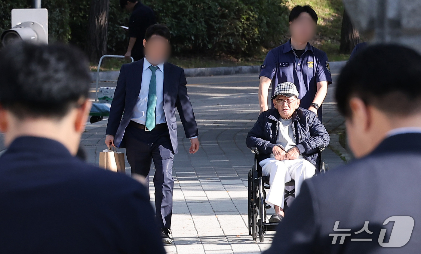 (의왕=뉴스1) 김성진 기자 = 신도들을 국민의힘에 집단 입당하도록 지시한 혐의로 구속기소 된 이만희 신천지예수교증거장막성전(신천지) 총회장이 17일 경기 의왕시 서울구치소에서 구 …