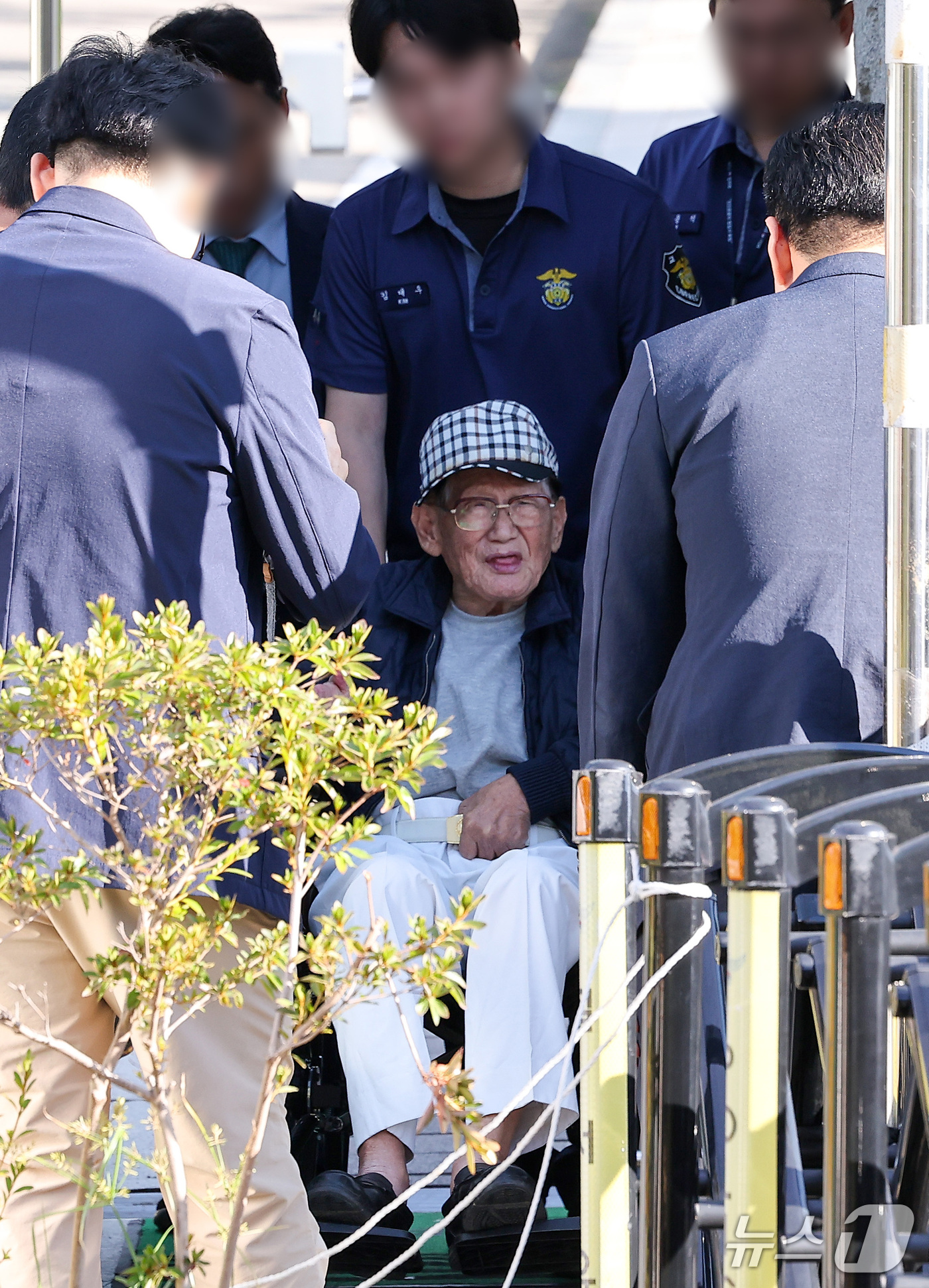 (의왕=뉴스1) 김성진 기자 = 신도들을 국민의힘에 집단 입당하도록 지시한 혐의로 구속기소 된 이만희 신천지예수교증거장막성전(신천지) 총회장이 17일 경기 의왕시 서울구치소에서 구 …