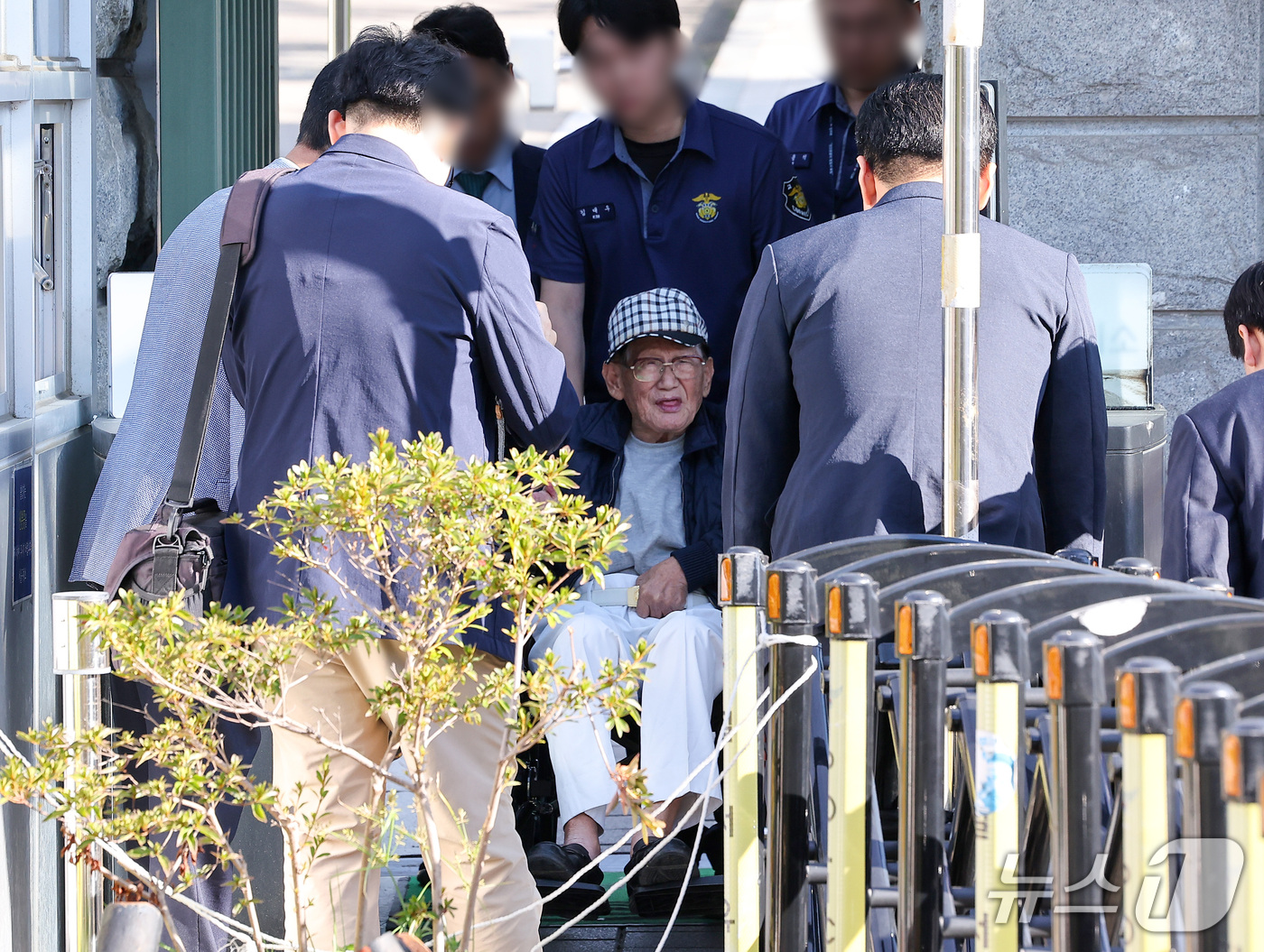 (의왕=뉴스1) 김성진 기자 = 신도들을 국민의힘에 집단 입당하도록 지시한 혐의로 구속기소 된 이만희 신천지예수교증거장막성전(신천지) 총회장이 17일 경기 의왕시 서울구치소에서 구 …