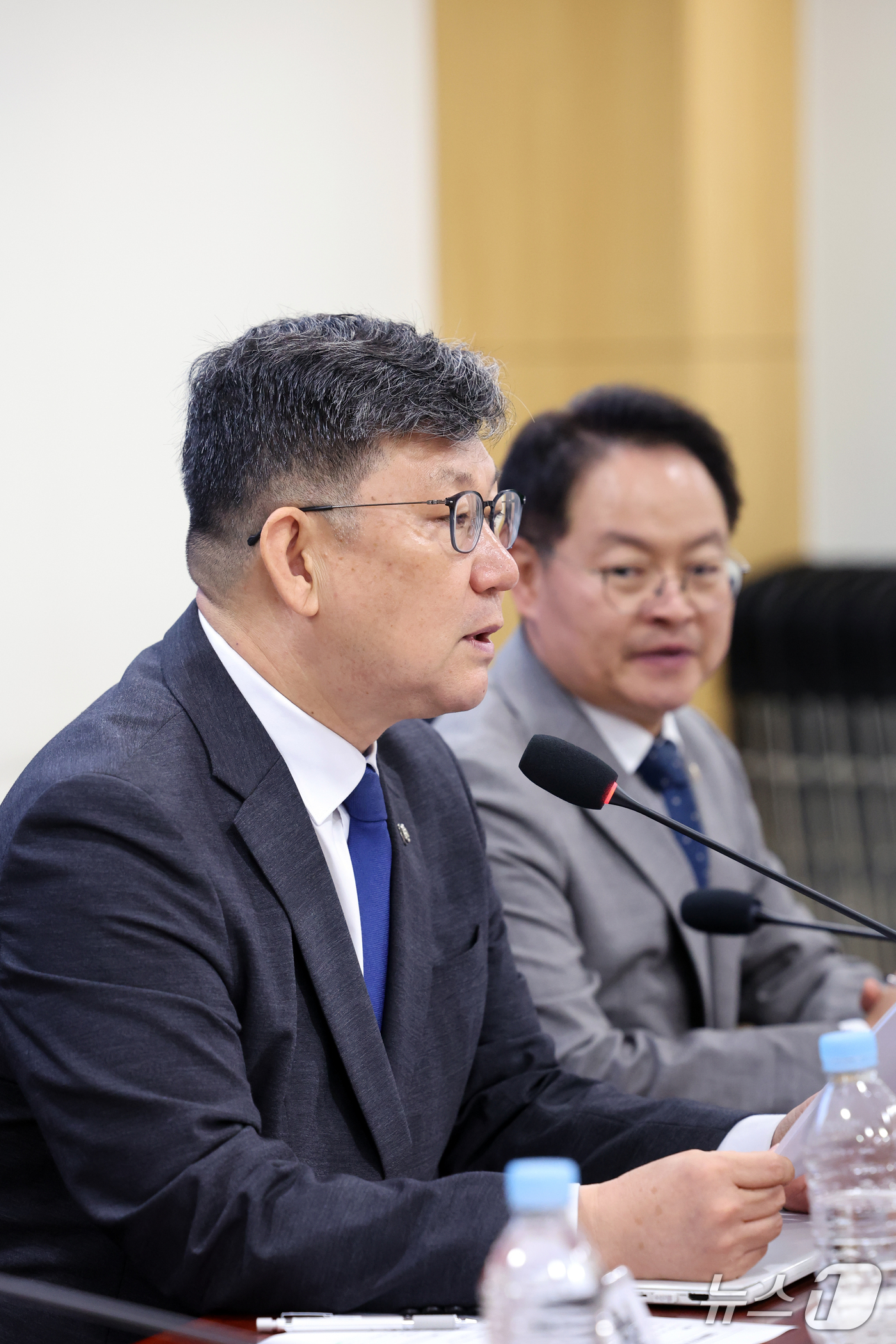 (서울=뉴스1) 황기선 기자 = 김남근 더불어민주당 주거복지 특별위원장이 17일 오전 서울 여의도 국회 의원회관에서 열린 '더불어민주당 주거복지특별위원회 준비모임' 회의에서 발언을 …