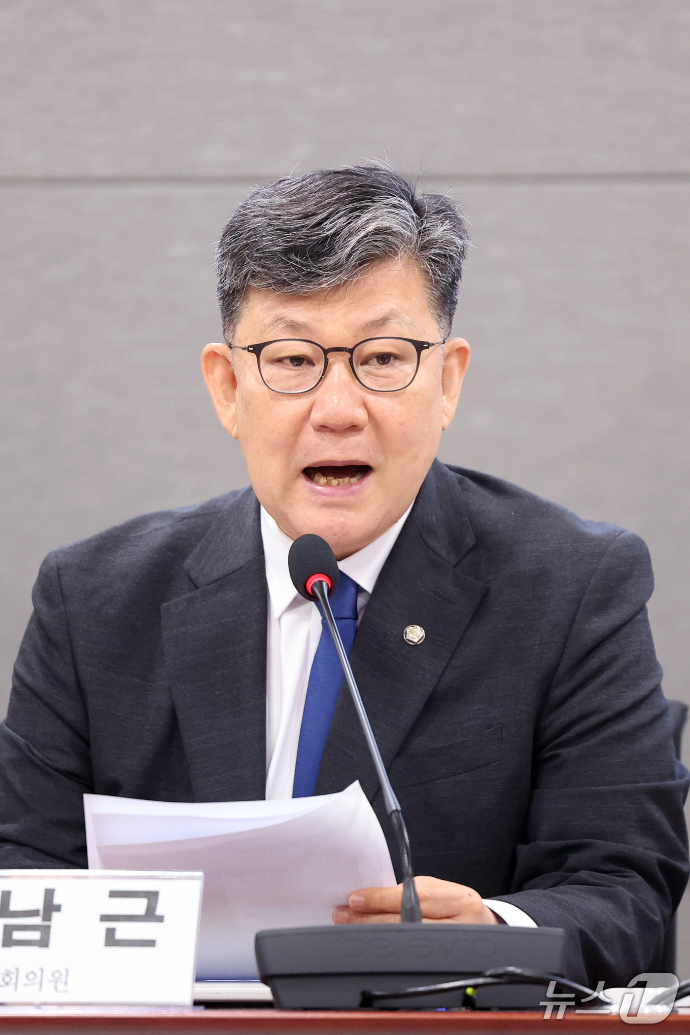 (서울=뉴스1) 황기선 기자 = 김남근 더불어민주당 주거복지 특별위원장이 17일 오전 서울 여의도 국회 의원회관에서 열린 '더불어민주당 주거복지특별위원회 준비모임' 회의에서 발언을 …
