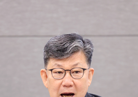 발언하는 김남근 위원장