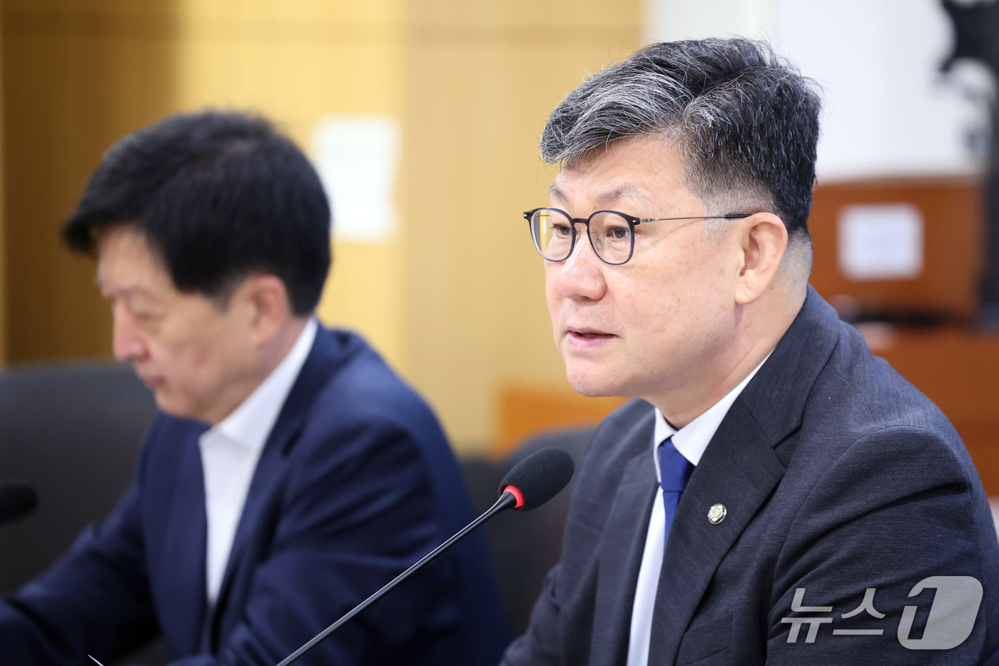 (서울=뉴스1) 황기선 기자 = 김남근 더불어민주당 주거복지 특별위원장이 17일 오전 서울 여의도 국회 의원회관에서 열린 '더불어민주당 주거복지특별위원회 준비모임' 회의에서 발언을 …