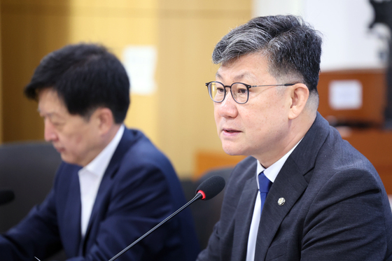 발언하는 김남근 위원장