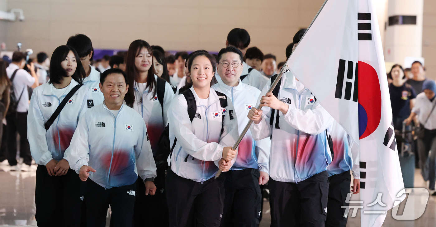 (인천공항=뉴스1) 이광호 기자 = 2026 아이치·나고야 아시안게임 개막을 이틀 앞둔 17일 오전 대한민국 국가대표 선수단이 인천국제공항에서 일본 나고야로 출국하고 있다. 202 …