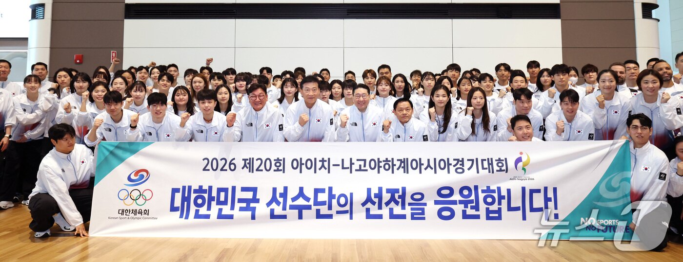 본문 이미지 - 2026 아이치·나고야 아시안게임 개막을 이틀 앞둔 17일 오전 대힌민국 국가대표 선수단이 인천국제공항에서 일본 나고야로 출국 전 기념촬영을 하고 있다. 2026.9.17 ⓒ 뉴스1 이광호 기자