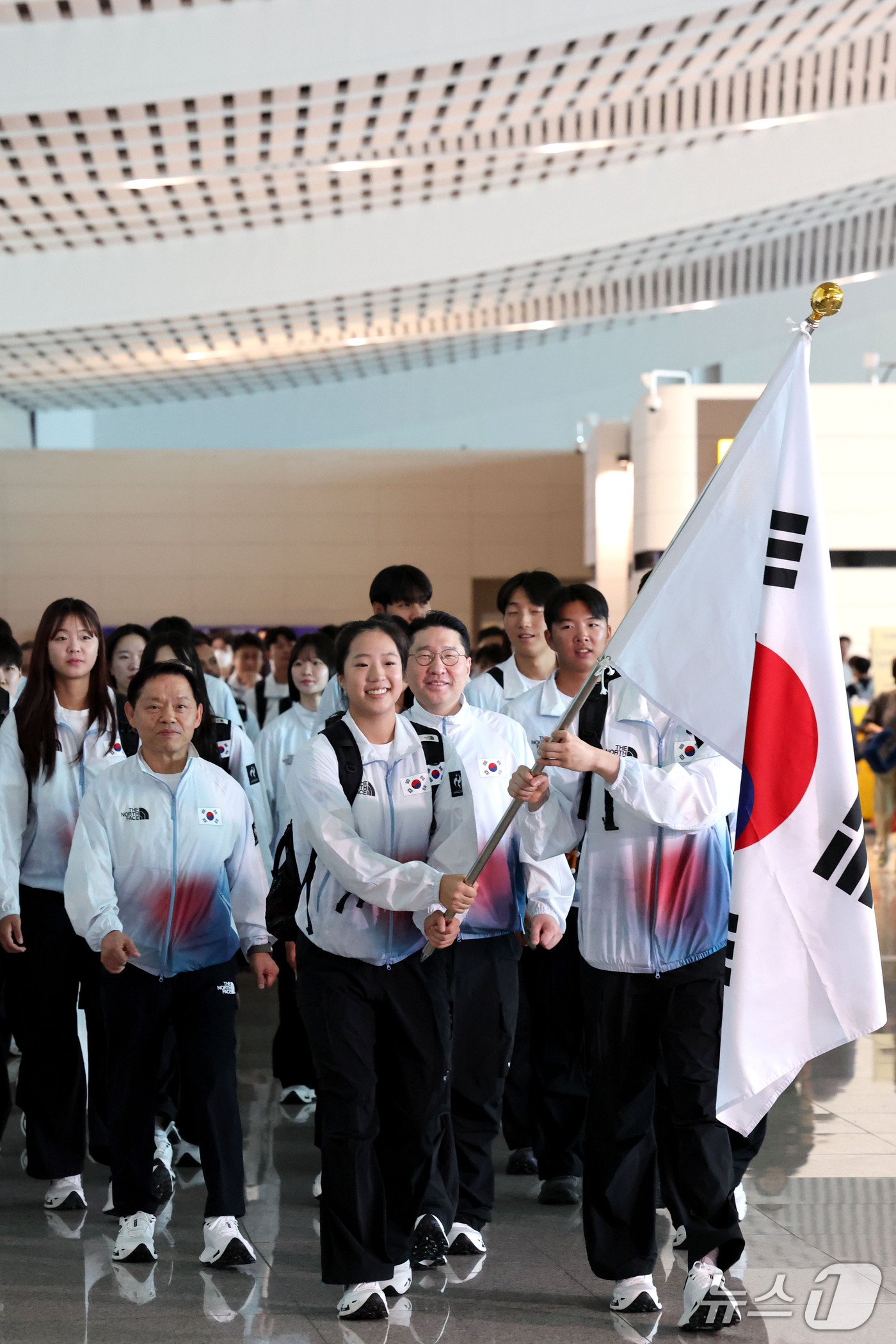 (인천공항=뉴스1) 이광호 기자 = 2026 아이치·나고야 아시안게임 개막을 이틀 앞둔 17일 오전 대한민국 국가대표 선수단이 인천국제공항에서 일본 나고야로 출국하고 있다.  20 …