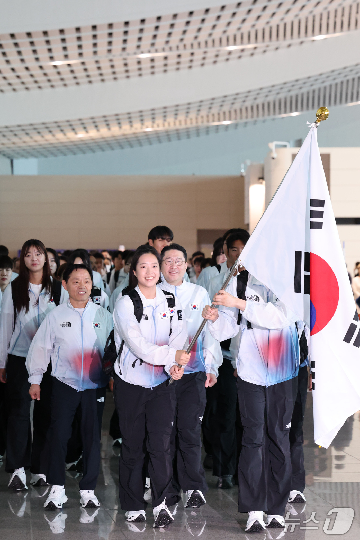 (인천공항=뉴스1) 이광호 기자 = 2026 아이치·나고야 아시안게임 개막을 이틀 앞둔 17일 오전 대한민국 국가대표 선수단이 인천국제공항에서 일본 나고야로 출국하고 있다.  20 …