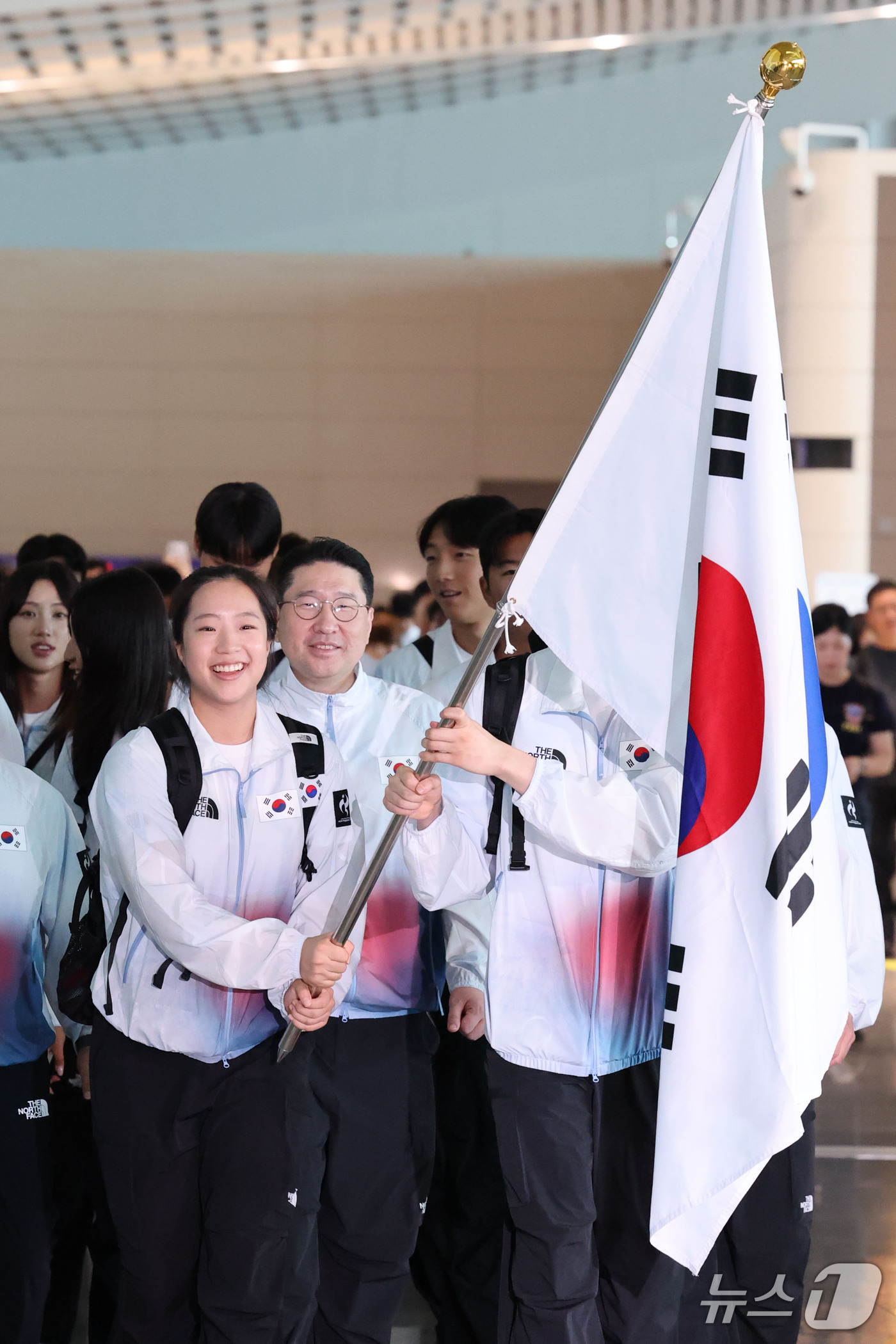 (인천공항=뉴스1) 이광호 기자 = 2026 아이치·나고야 아시안게임 개막을 이틀 앞둔 17일 오전 대한민국 국가대표 선수단이 인천국제공항에서 일본 나고야로 출국하고 있다.  20 …