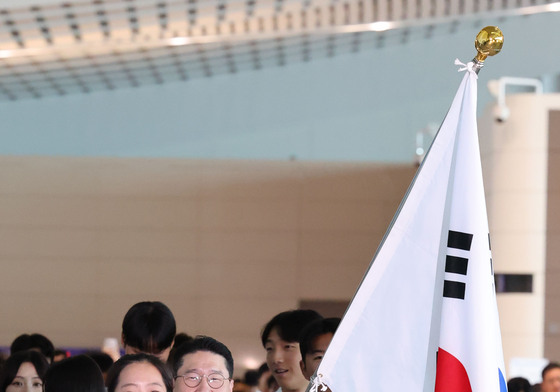 '삐약이'신유빈, 태극기 들고 선수단과 나고야로 출국
