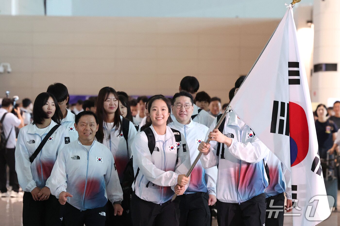 본문 이미지 - 2026 아이치·나고야 아시안게임 개막을 이틀 앞둔 17일 오전 대한민국 국가대표 선수단이 인천국제공항에서 일본 나고야로 출국하고 있다. 2026.9.17 ⓒ 뉴스1 이광호 기자