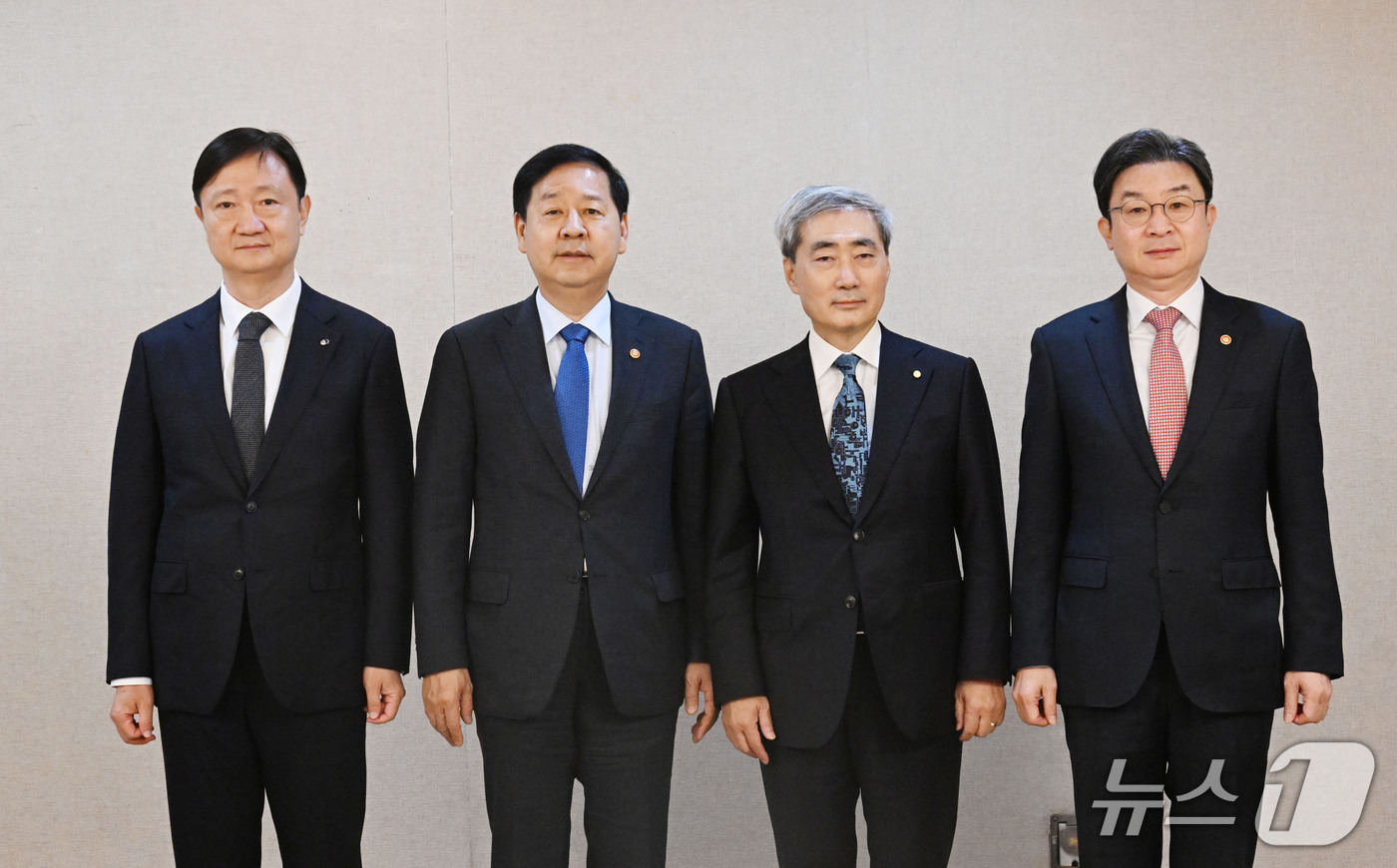 (서울=뉴스1) = 구윤철 부총리 겸 재정경제부 장관이 17일 서울 종로구 정부서울청사에서 열린 확대거시경제금융회의에 앞서 기념촬영을 하고 있다.왼쪽부터 이찬진 금융감독원장, 구윤 …