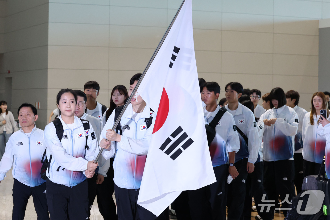 (인천공항=뉴스1) 이광호 기자 = 2026 아이치·나고야 아시안게임 개막을 이틀 앞둔 17일 오전 대한민국 국가대표 선수단이 인천국제공항에서 일본 나고야로 출국하고 있다.  20 …